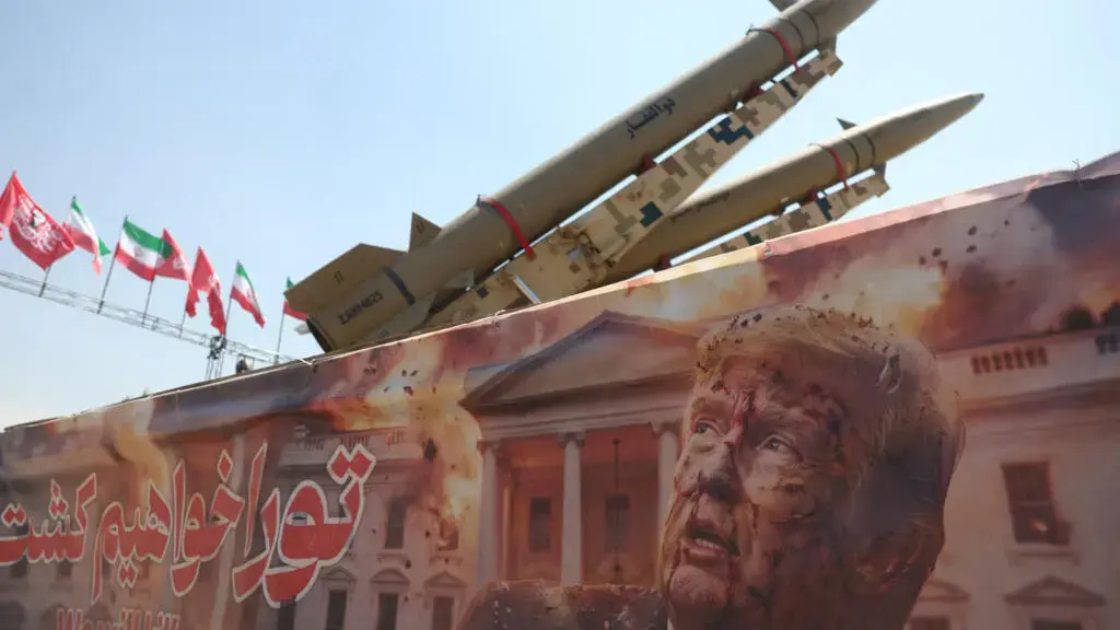 Trump Halts New Strikes on Iran, Urges Swift Hormuz Agreement