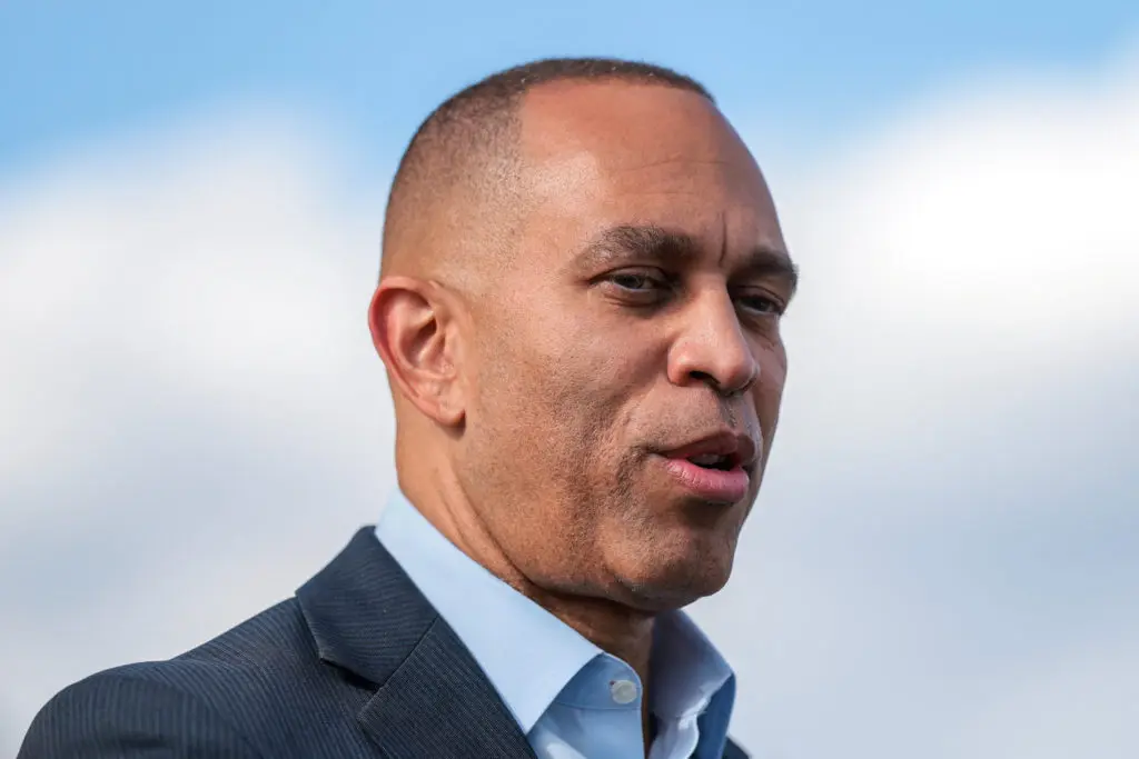 Revolutionary Rhetoric: Jeffries Criticizes GOP as „Divorced from Reality”