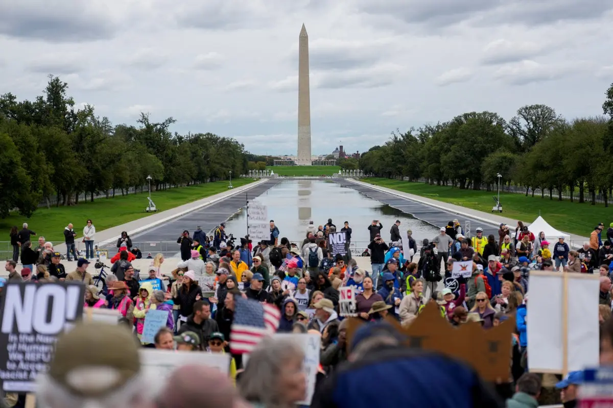 Trump Claims Lincoln Memorial Pool „Looks Good” After Damage, Threatens Jail for Vandalism