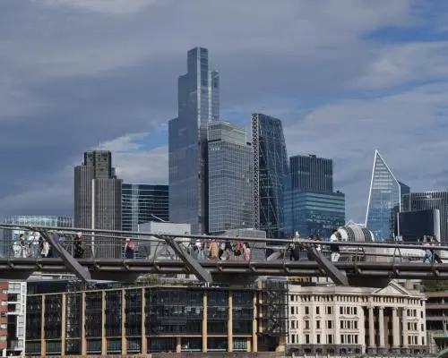 UK 30-Year Government Bond Yields Surge to 6%, Highest Since 1998